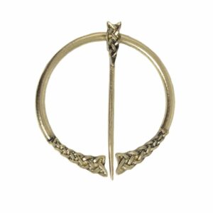 Fibule gauloise celtique dorée à entrelacs décoratifs