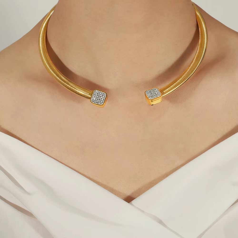 Torque gaulois rigide doré embouts carrés sertis